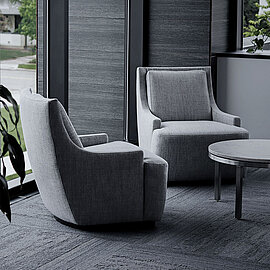 Zwei graue Stühle stehen in einem Raum mit grauem Teppich | Abifor