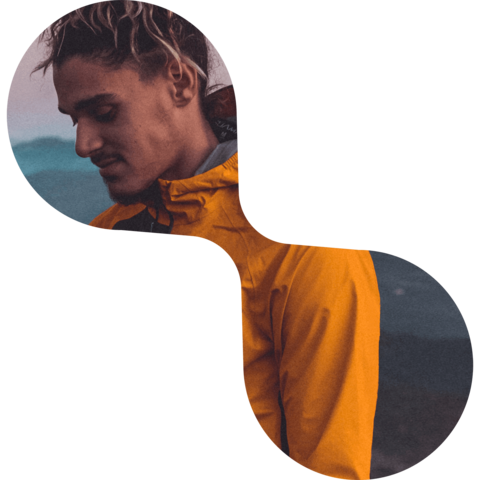 Ein Mann in gelber Outdoor-Jacke steht in den Bergen | Abifor