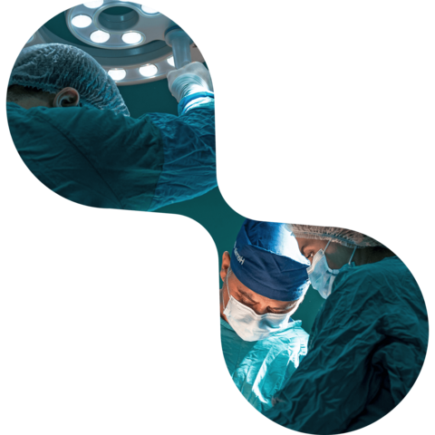 Drei Ärzte mit blauem Kittel und Mundschutz in einem Operationssaal. Auch für Vliesstoffe wird die Klebstofflösung von Abifor eingesetzt.