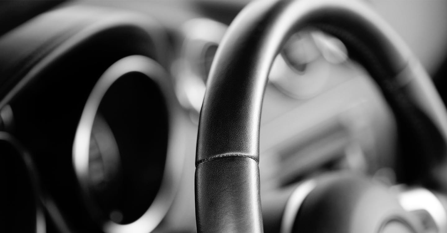 Ein Close-up von einem schwarzen Lenkrad aus Leder | Abifor